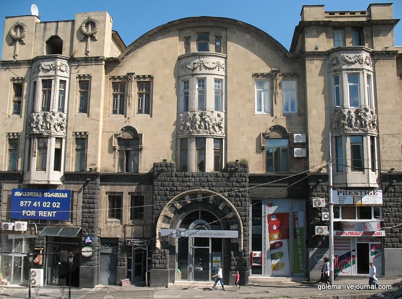 Фасад со стороны спуска.