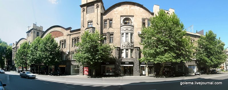 Дом имеет два фасада, выходящих на проспект Руставели и спуск Элбакидзе