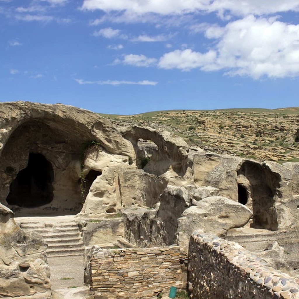 Highlander travel magnificent uplistsikhe - 26-century old cave city