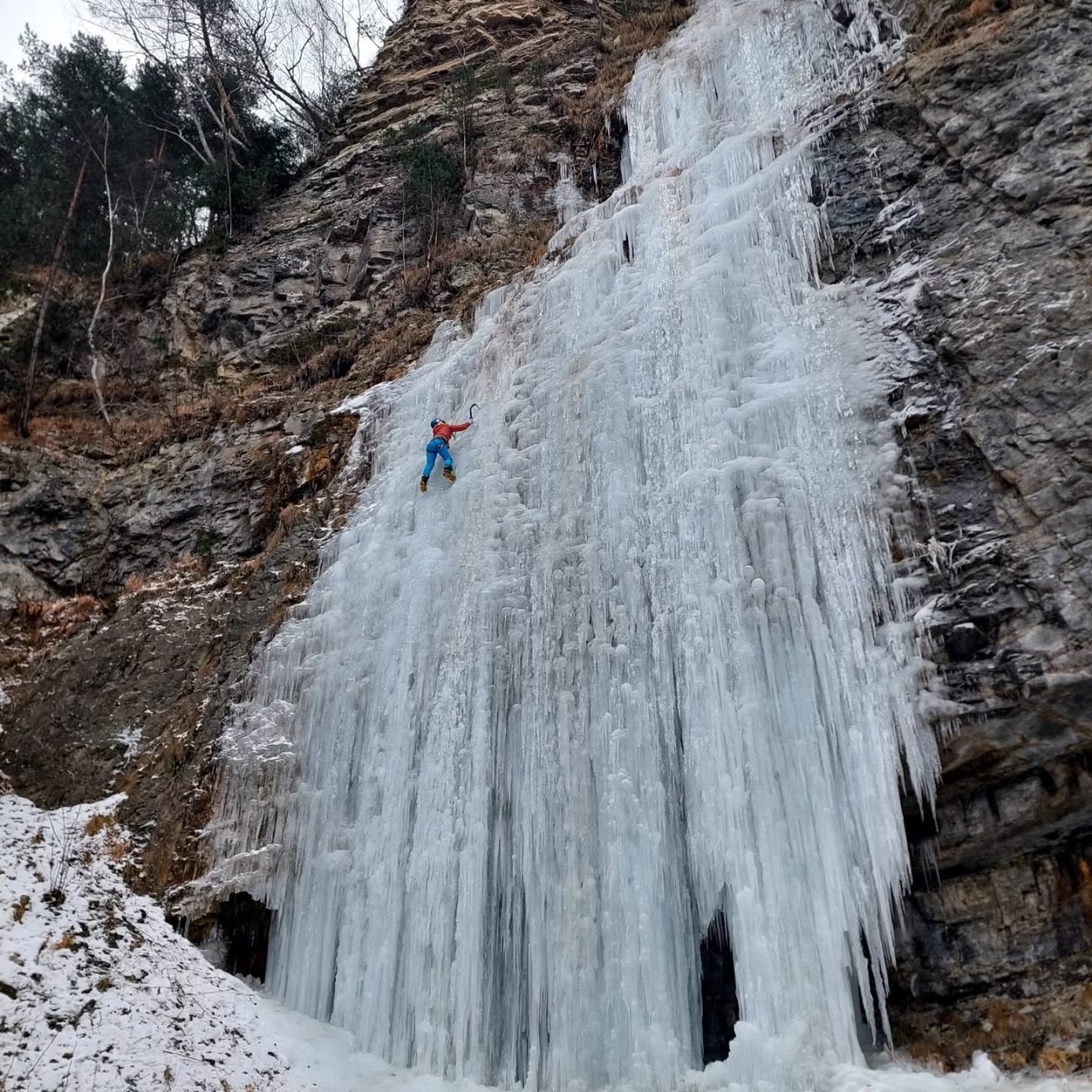 Ice climbing in Ateni
